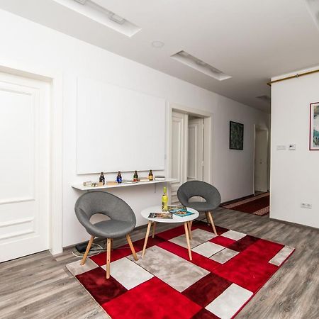 Modern Apartment In The Heart Of The City Center! 塞拉耶佛 外观 照片